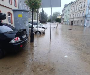 Zagrożenie powodziowe. Głuchołazy. Woda przelała się przez wały. Zalewa miasto