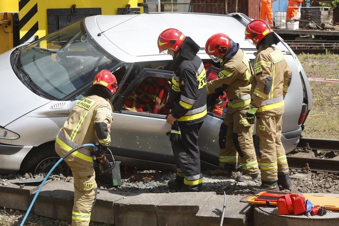 Kontrolowane zderzenie pociągu z osobówką