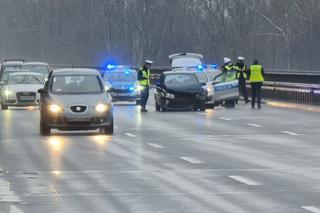 Nissanem huknął w bariery na Wisłostradzie. On był po metaamfetaminie, jego pasażera poszukiwała policja