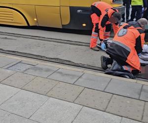 Pieszy wpadł pod tramwaj! Dramatyczny wypadek w centrum