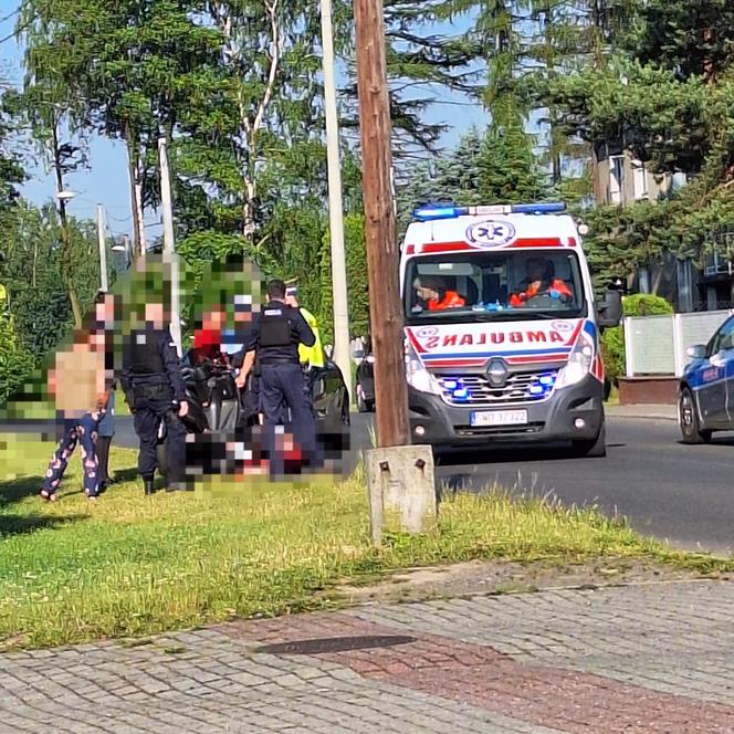 Otworzyli drzwi samochodu, a potem uderzyli nimi motorowerzystę. Trafił on do szpitala 