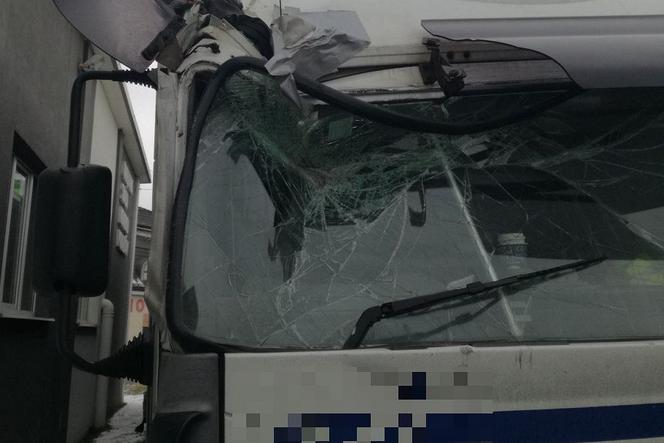 Rozbitą ciężarówką jechał ze Szwecji do Polski
