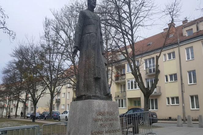 Społeczny Komitet Budowy Pomnika zebrał wolontariuszy, którzy w razie potrzeby mają bronić figury ks. Jankowskiego przed kolejnymi zniszczeniami.