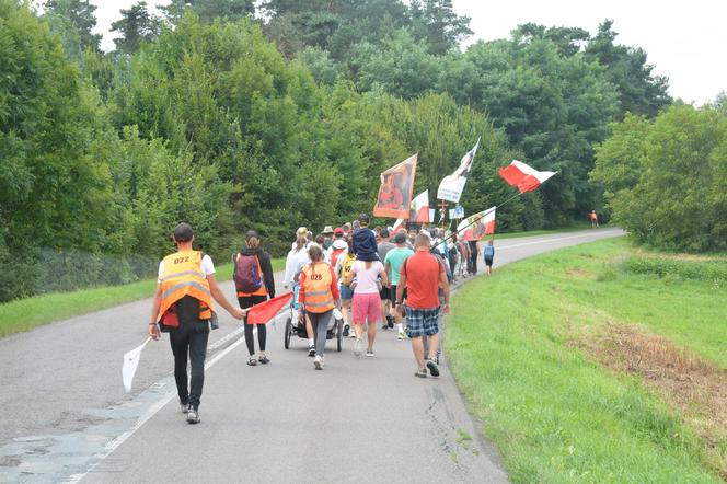 „Wychodzimy z Księżomierzy”. Słoneczny dzień pątników w drodze na Jasną Górę! ZDJĘCIA