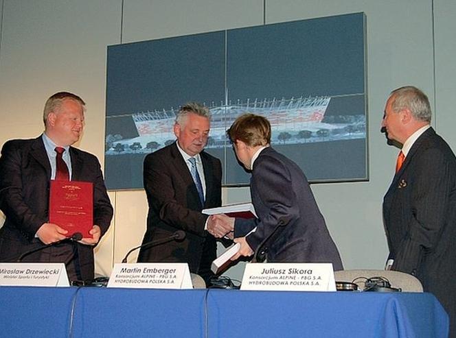 Podpisanie umowy pomiędzy Narodowym Centrum Sportu a Generalnym Wykonawcą Stadionu Narodowego odbyło się 4 maja 2009 roku