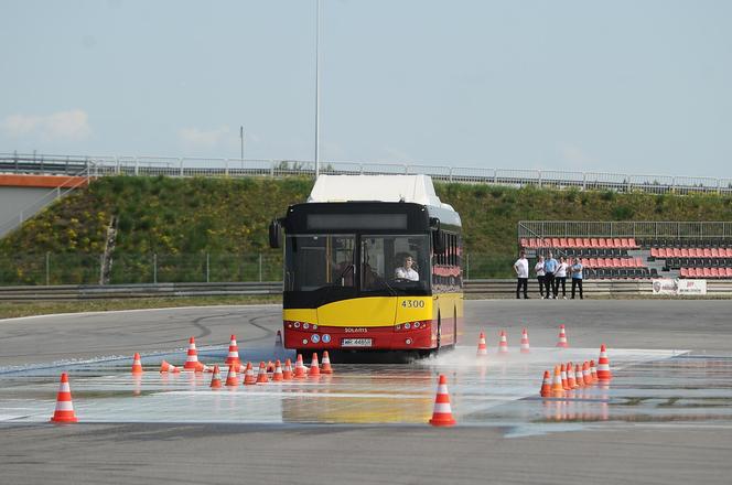 Pachołki latały jak kręgle. Tak wyglądały mistrzostwa kierowców autobusów 