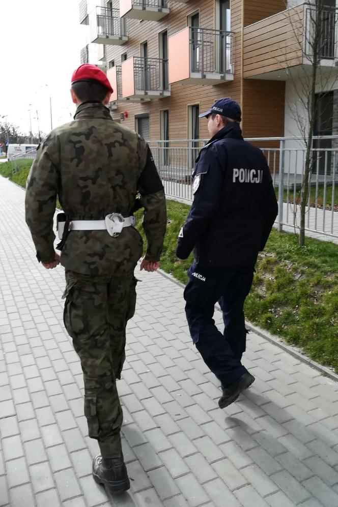 Wojsko ruszyło na ulice Torunia. Wspiera policję w działaniach 