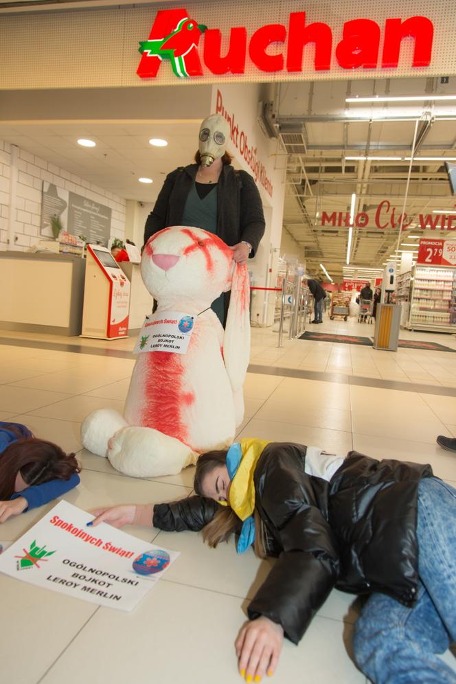 Protest przed Auchan w Warszawie. „Wspierasz ludobójstwo i cierpienie”