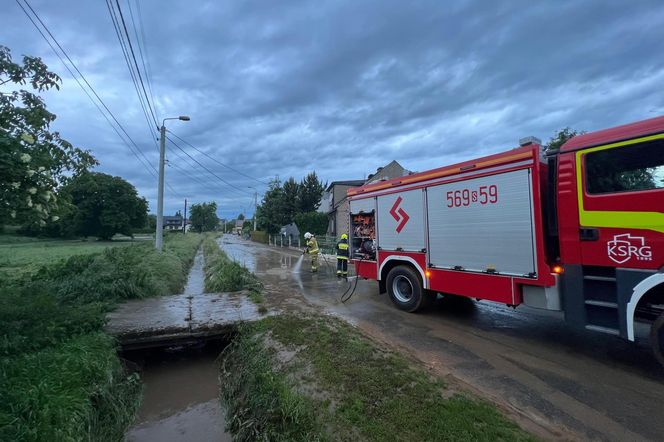 Burze z gradem i ulewne deszcze zamiast pięknego lata! Lokalnie gwałtowny przebieg