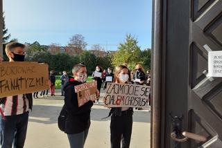 Protest pod kościołem św. Antoniego w Lesznie