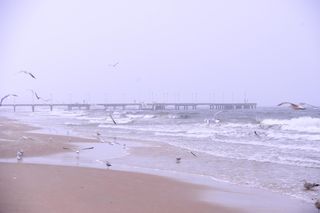 Zimne lato 2025. Katastrofa wakacyjna nad morzem i na Mazurach. Pustki w kurortach