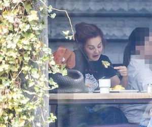 Małgorzata Socha stroi miny przy bajglu