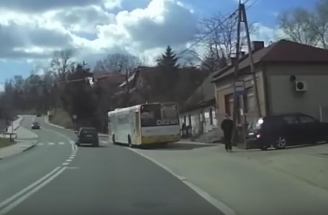 Samochód potrącił 13-latkę na przejściu. Dziewczynka wyleciała kilka metrów nad pasami