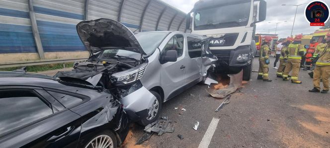 Karambol na S8 w Warszawie. Lądował śmigłowiec LPR. Zderzenie ośmiu pojazdów przed mostem