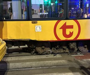 Groźny wypadek w Warszawie. Samochód i dwa tramwaje rozbite. Jeden z nich się wykoleił