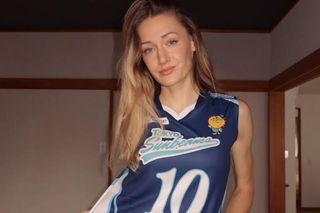 Tak żona Bartosza Kurka szykowała się do powrotu. Zrzuciła szlafrok i weszła do kojącej wody!