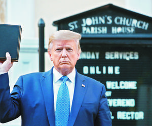 Trump odkuje się na giełdzie i… bibliach