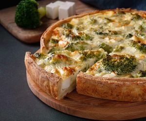 Z kruchego ciasta i brokułów robię pyszny obiad z piekarnika. Ten quiche smakuje obłędnie 