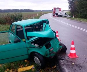 Tarnogród. Czołowe zderzenie citroena i fiata 126p. Kierowca malucha trafił do szpitala