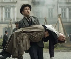 Polowanie na ćmy, odcinek 5: Marcel uratuje Yvette podczas krwawych zamieszek! Zostaną kochankami - ZDJĘCIA, ZWIASTUN