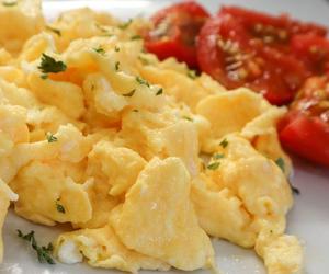 Dodaj ten składnik do jajecznicy, a będziesz zachwycony. Takie śniadanie to mistrzostwo!
