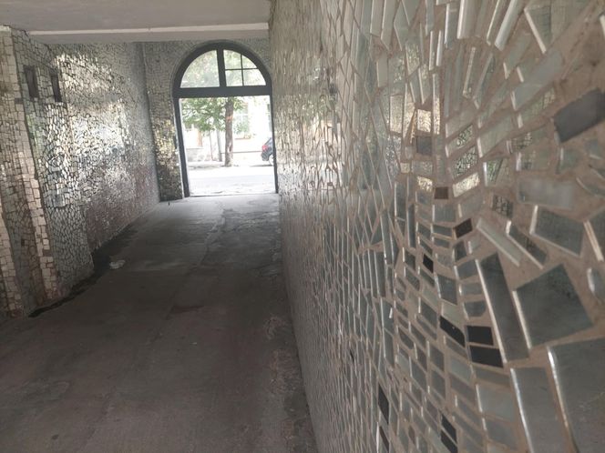 Bydgoszczanka w stolicy stworzyła palmę, a w Bydgoszczy magiczną lustrzaną bramę. Jak po latach wygląda ta instalacja?