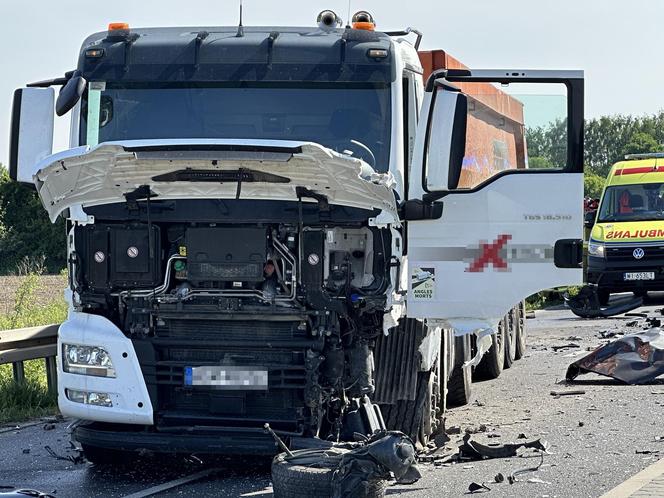 Potworny wypadek w Brwinowie. Czołowe zderzenie ciężarówki z BMW. Lekarze kilkadziesiąt minut walczyli o życie kierowcy