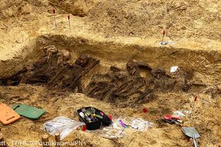 Nowe fakty! Dziesiątki ciał zakopane w lesie pod Warszawą! Wśród zmarłych kobiety i dzieci! [ZDJĘCIA]