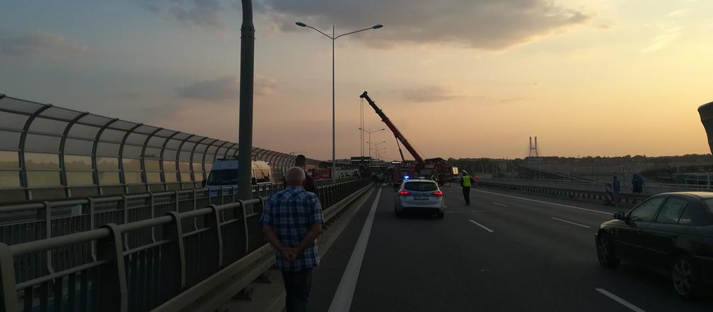 Wypadek ciężarówki ze zbożem na Autostradowej Obwodnicy Wrocławia