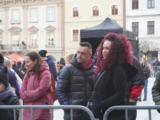 Na rynku w Tarnowie trwa koncert 33. Finału Wielkiej Orkiestry Świątecznej Pomocy. Tak bawią się mieszkańcy miasta