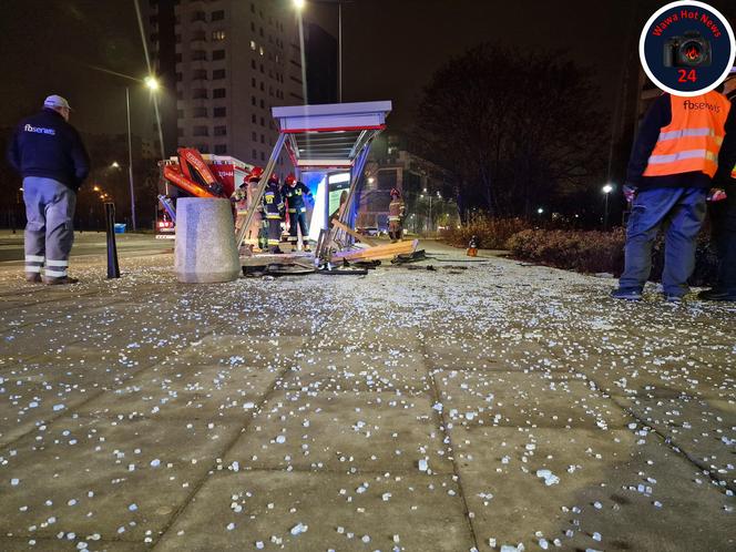 Totalna demolka na Targówku. Bmw rąbnęło w przystanek autobusowy