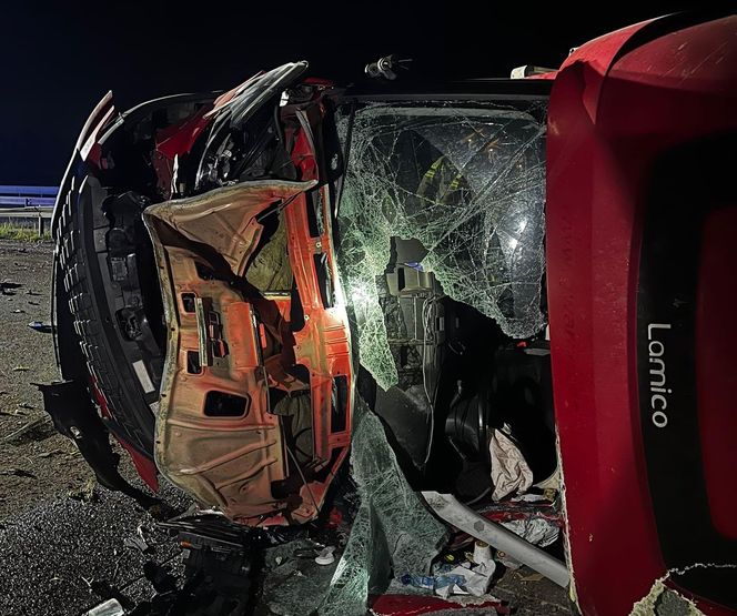 Wypadek na autostradzie A1. Dachował dostawczak