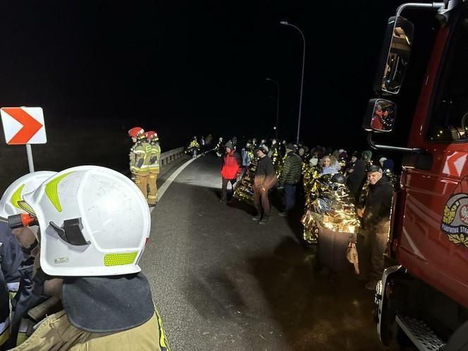 Autokar staranował barierki i spoczął w rowie. 65 pasażerów utknęło na autostradzie A4