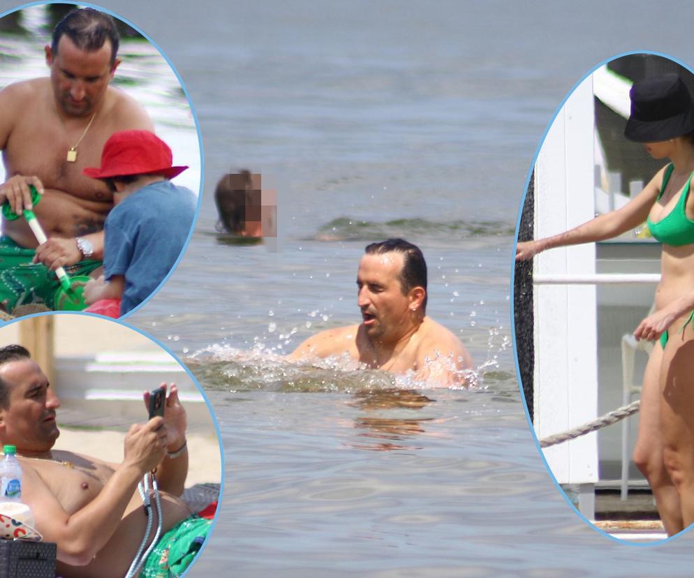 Michał Koterski na plaży z rodziną