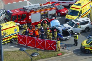 Wypadek radiowozu w Warszawie. Cztery osoby ranne, w tym policjanci