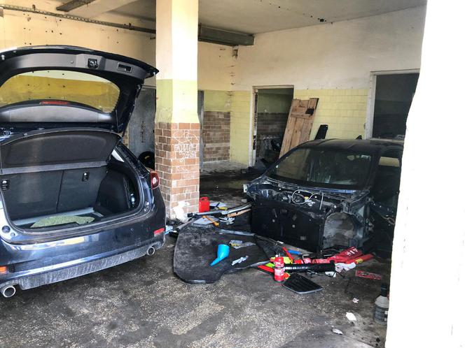 Zlikwidowano dwie "dziuple" pod Warszawą, odzyskano mazdę i trzy toyoty