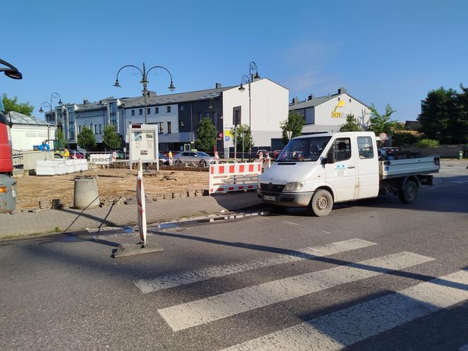 Trwa budowa parku kieszonkowego przy sali Podlasie MOK-u. Piesi mogą tu napotkać utrudnienia