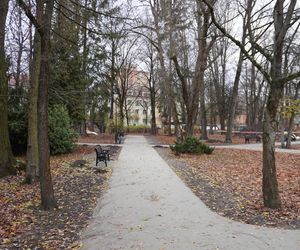 Główne wejście do Parku Planty zagrodzone