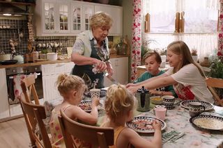 M jak miłość, odcinek 1828. Barbara (Teresa Lipowska), bliźniaczki Emilka i Zuzia (Julia, Marcelina Kempka), Misiek (Aleksander Bożyk), Lenka (Olga Cybińska)