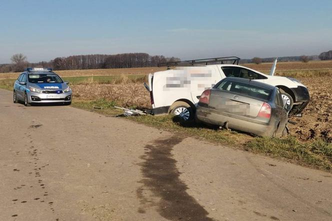 Dwóch kierowców w szpitalu po zderzeniu w Starych Szabłach pod Łomżą