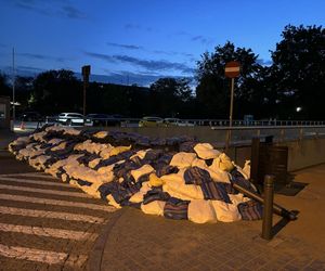 Wrocław szykuje się na powódź. W centrum wszędzie leżą worki z piaskiem