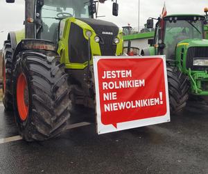 Lekceważenie władzy jest absolutne - skarżą się rolnicy protestujący na S5 koło Leszna. To jeden z większych protestów w kraju 