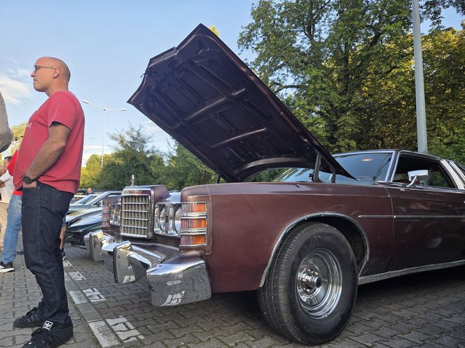 Motoryzacyjne legendy pod Torbydem. "Bydgoskie Klasyki Nocą" znów przyciągnęły tłumy