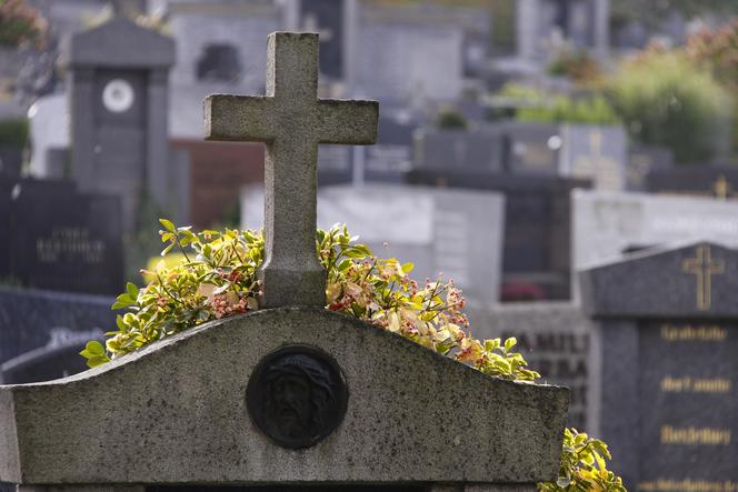 Makabryczny wypadek na cmentarzu w Nowym Sączu. Leżał wciśnięty między trumnę. Otworzyli grobowiec za szybko
