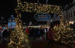 RZESZÓW. Świąteczne Miasteczko na Rynku rozbłysło milionem światełek. Czuć magię świąt! [ZDJĘCIA]