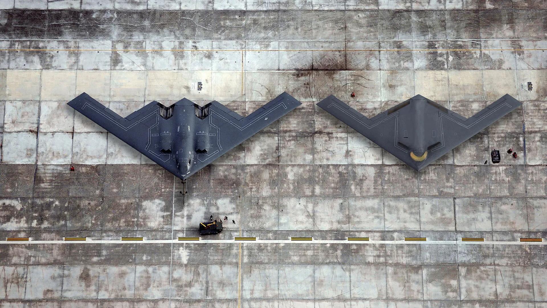 Widok z góry B-21 Raider (po prawej) obok B-2 Spirit (po lewej)