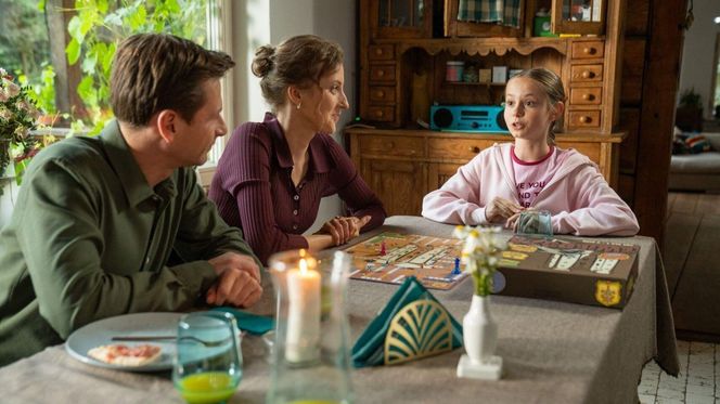 M jak miłość odc. 1886. Adam Karski (Patryk Szwichtenberg), Natalka (Dominika Suchecka), Hania (Wiktoria Basik)