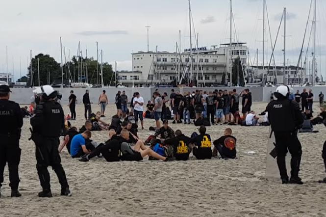 Kibice Pogoni Szczecin odwiedzili plażę w Gdyni