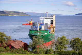 Norwegia. Kontenerowiec zszedł z kursu i niemal uderzył w dom. To surrealistyczne