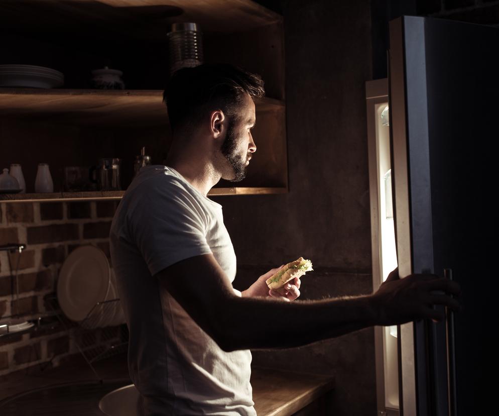 Nie tylko tycie. Jedzenie w nocy sprzyja rozwojowi groźnej choroby